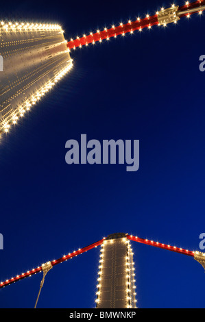 Les lumières à la tombée de la nuit, Chelsea Bridge, Londres, Royaume-Uni Banque D'Images