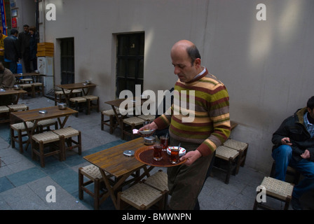 Plateau delivery man quartier de Beyoglu Istanbul Turquie Europe Banque D'Images