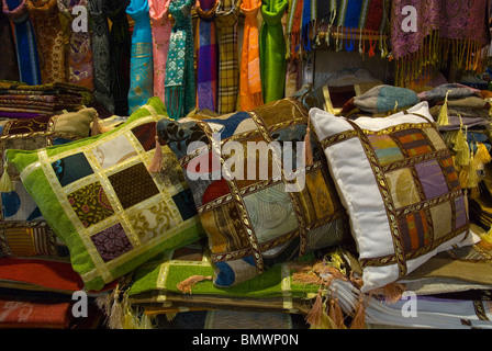 Coussins turcs et autres textiles Grand Bazar market Sultanahmet Istanbul Turquie Europe Banque D'Images