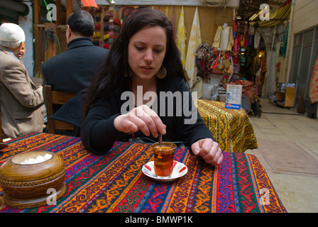 Caj le Grand Bazar thé turc Sultanahmet Istanbul Turquie Europe marché Banque D'Images