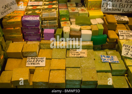 L'huile d'olive savon Spice Bazaar market Sultanahmet Istanbul Turquie Europe Banque D'Images