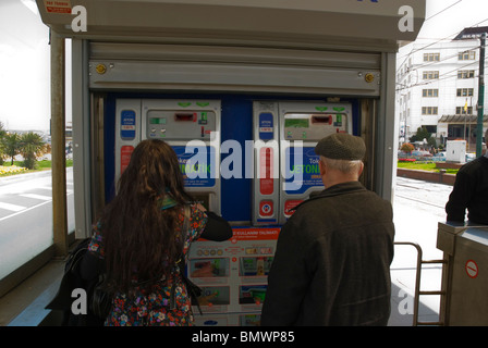 Les personnes qui achètent des billets à partir d'une machine Istanbul Turquie Europe Banque D'Images