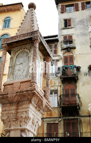 Sculpté orné aedicula (culte) à Piazza delle Erbe de Vérone, Italie Banque D'Images