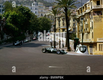 Graham Hill dans la BRM P57 mène le Grand Prix de Monaco de 1963, qu'il a ensuite gagné Banque D'Images