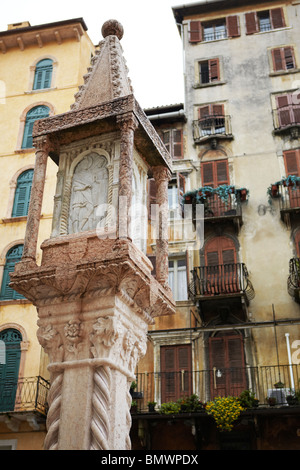 Sculpté orné aedicula (culte) à Piazza delle Erbe de Vérone, Italie Banque D'Images