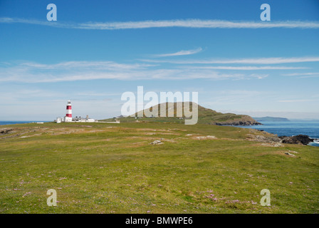 Mynydd Enlli et phare sur la montagne du nord du Pays de Galles, l'île de Bardsey Banque D'Images