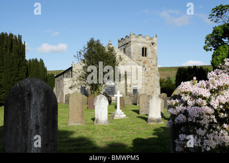 L'église Saint Hilda Danby Dale, la tour est 15e siècle avec des fenêtres dans la tour médiévale mais le reste est plus récent reconstruire Banque D'Images