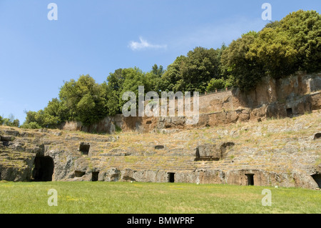 Amphithéâtre romain dans la roche de tuf à Sutri en Toscane Banque D'Images