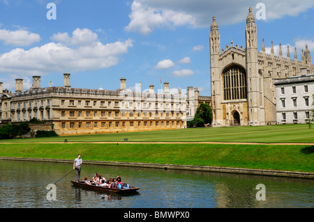 Promenades en barque sur la rivière Cam au Kings College, Cambridge, England, UK Banque D'Images