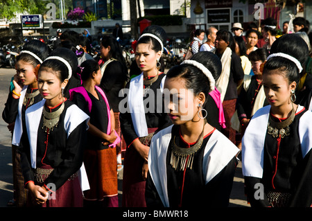 Artistes thaïlandais au cours de l'assemblée annuelle à Surin roundup de l'éléphant. Banque D'Images