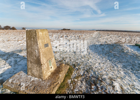 Sur le marqueur de l'Ordnance Survey haut de Butser sur les South Downs dans la neige Banque D'Images