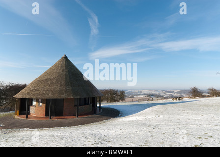 Centre d'accueil et café sur Butser Hill avec mince couche de neige Banque D'Images