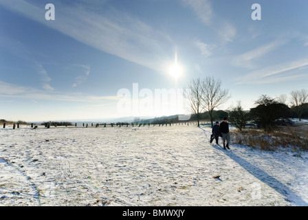 Mince couche de neige sur les South Downs en hiver avec deux personnes et en traîneau Banque D'Images