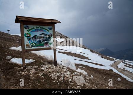 Sur le dessus de l'office du tourisme au-dessus de Monte Baldo Malcesine, Veneto, Italie Banque D'Images