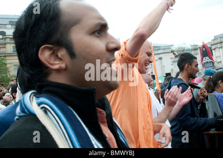 Les dévots dansent et chantent Hare Krishna au Festival des chars, Trafalgar Square, Londres, 20 juin 2010, UK Banque D'Images