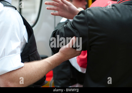 L'arrestation par les policiers membres de l'English Defence League (FDL), Whitehall, Londres, Royaume-Uni, le 20 juin 2010 Banque D'Images