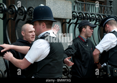 Police recherche membres de l'English Defence League (FDL), Whitehall, Londres, Royaume-Uni, le 20 juin 2010 Banque D'Images