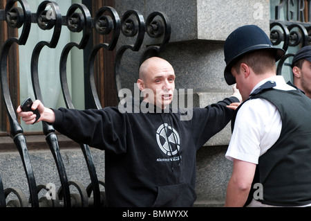 Police recherche membres de l'English Defence League (FDL), Whitehall, Londres, Royaume-Uni, le 20 juin 2010 Banque D'Images