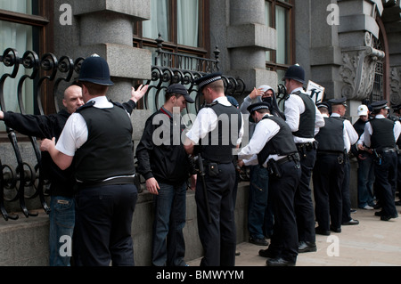 Police recherche membres de l'English Defence League (FDL), Whitehall, Londres, Royaume-Uni, le 20 juin 2010 Banque D'Images