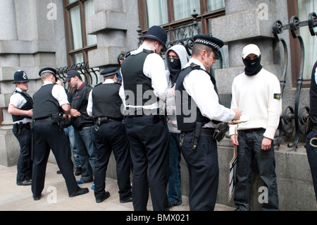 Police recherche membres de l'English Defence League (FDL), Whitehall, Londres, Royaume-Uni, le 20 juin 2010 Banque D'Images