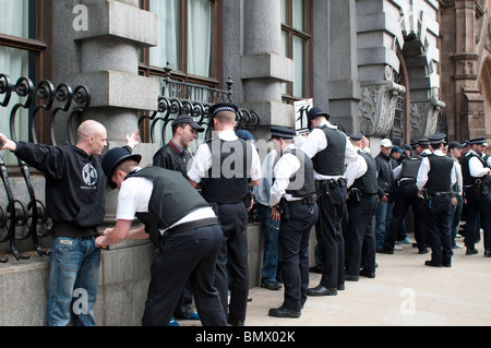 Police recherche membres de l'English Defence League (FDL), Whitehall, Londres, Royaume-Uni, le 20 juin 2010 Banque D'Images