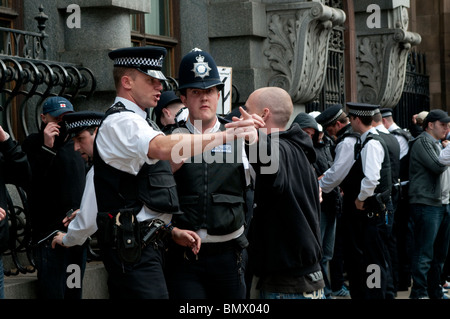 Police recherche membres de l'English Defence League (FDL), Whitehall, Londres, Royaume-Uni, le 20 juin 2010 Banque D'Images