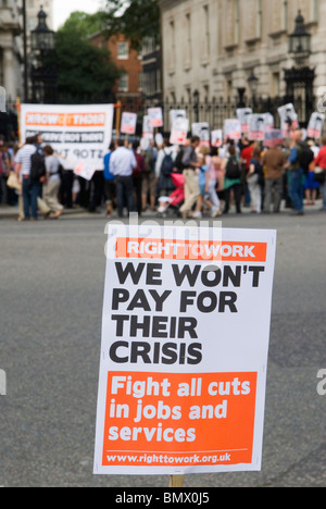 George Osborne premier jour du budget. Gouvernement de coalition Manifestation devant Downing Street London UK Banque D'Images