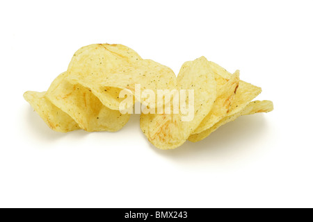 Croustilles de pommes de terre croustillante et Cripsy sur fond blanc Banque D'Images