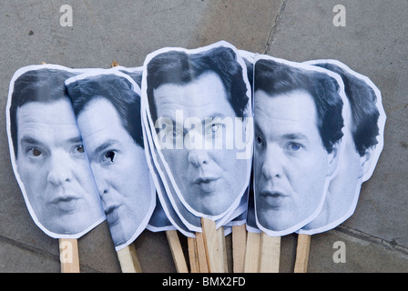 Les masques utilisés dans George Osborne premier Budget jour manifestation devant Downing Street. London UK HOMER SYKES Banque D'Images