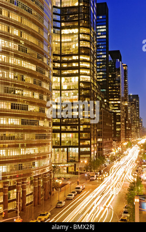 La circulation sur l'Avenue à partir de la troisième le rouge à lèvres Building, New York City. Banque D'Images