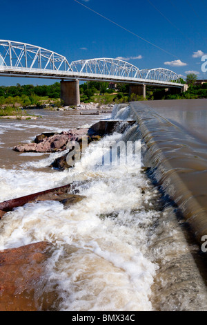 Un pont, un barrage et chute du Llano River, Llano, Texas, USA. Banque D'Images