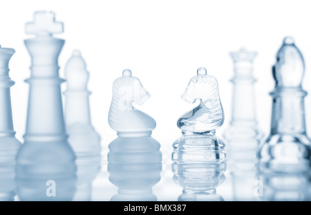 D'échecs en verre transparent isolated on white Banque D'Images