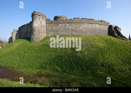 Ruine de château de Kidwelly et moat Carmarthenshire Wales UK Banque D'Images