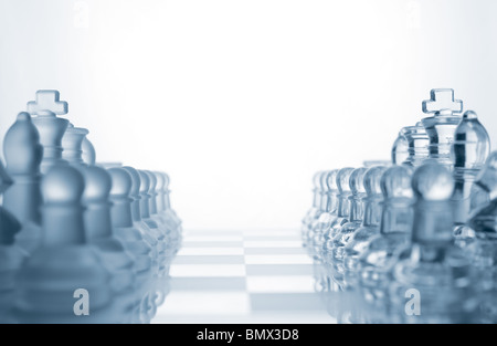 Pièces des échecs en verre transparent Banque D'Images