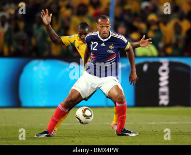 AARON MOKOENA & THIERRY HENRY FRANCE V Stade Free State AFRIQUE DU SUD AFRIQUE DU SUD 22 Juin 2010 Banque D'Images