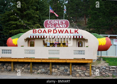 Coney Island en forme de hot dog stand alimentaire dans Bailey, Colorado. Banque D'Images