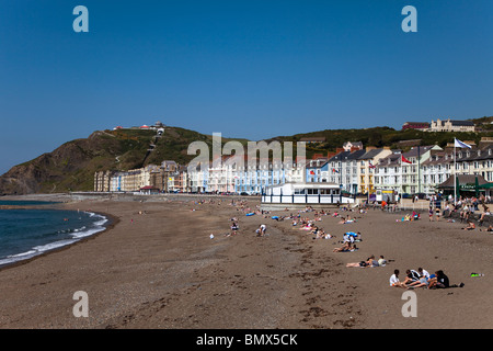 Les gens sur la plage Aberystwyth Wales UK Banque D'Images