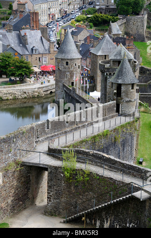 À la recherche sur les remparts du Château de Fougères en Bretagne France Banque D'Images