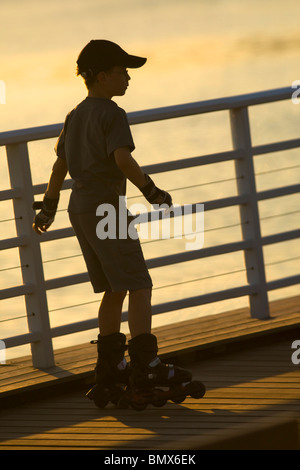 Un jeune patineur de rouleau sur la rive droite du lac de l'Allier, à Vichy. Jeune patineur à roulettes sur la rive droite du lac d'Allier. Banque D'Images