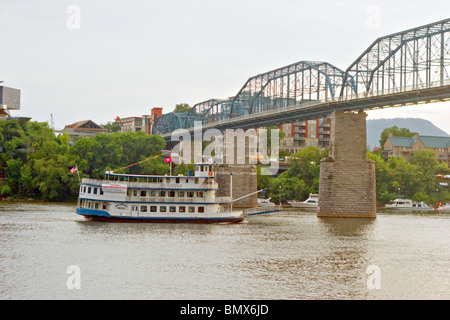 Riverboat sur Tennessee River dans le centre-ville de Chattanooga, Tennessee Banque D'Images