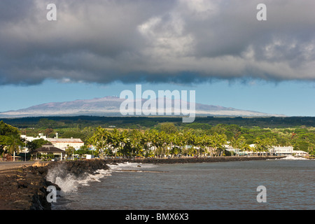 Bord de l'eau baie de Hilo avec en ville d'Hilo avec vue de Mauna Kea. Banque D'Images