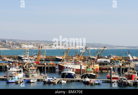 Chalutiers dans le port de Newlyn, Cornwall, uk Banque D'Images