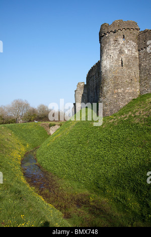 Ruine de château de Kidwelly et moat Carmarthenshire Wales UK Banque D'Images