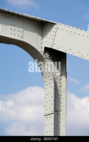 Jointures rivetées dans la structure d'appui du pont de fer Banque D'Images