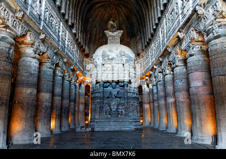 Grotte sculptée intérieur, Ajanta Caves, l'État du Maharashtra, Inde Banque D'Images