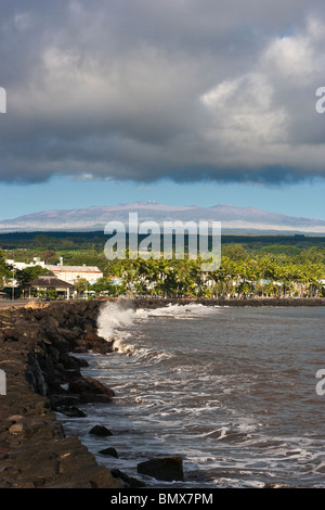 Bord de l'eau baie de Hilo avec en ville d'Hilo avec vue de Mauna Kea. Banque D'Images