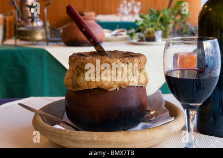 Soupe aux Palestiniens traditionnels recouverts de pâte au four servis dans un élégant restaurant à Jérusalem Israël Banque D'Images