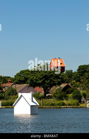 Une réplique de l'emblématique House in the Clouds flottant à Thorpeness Meare dans le Suffolk au Royaume-Uni. Banque D'Images