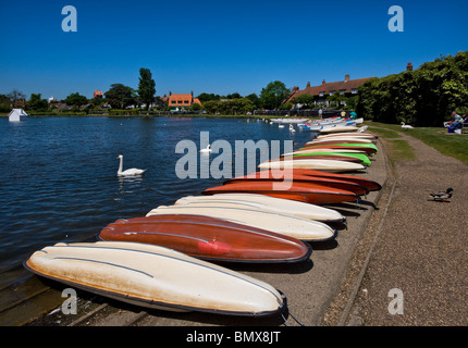 Canots sur les rives du Thorpeness Meare dans le Suffolk au Royaume-Uni. Banque D'Images