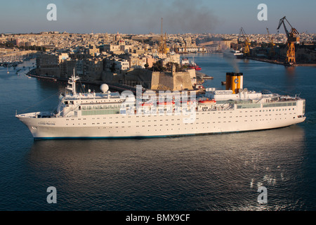 Tourisme, pollution de l'air et environnement. Le bateau de croisière Costa Marina émet des gaz d'échappement au départ de Malte. Fortes émissions de fioul. Banque D'Images